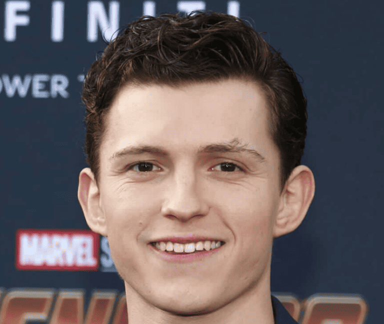Tom Holland és a középhosszú, hullámos haj